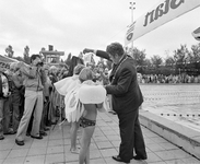 858352 Afbeelding van de opening van de Zwemvierdaagse in het Zwembad De Krommerijn (Weg naar Rhijnauwen 3) te Utrecht, ...